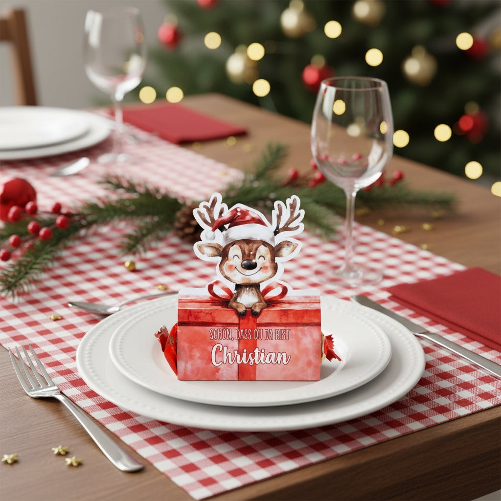 Weihnachtliche Tischdekoration mit personalisiertem Rentier-Stollen „Christian“ als Platzkarte auf festlich gedecktem Tisch