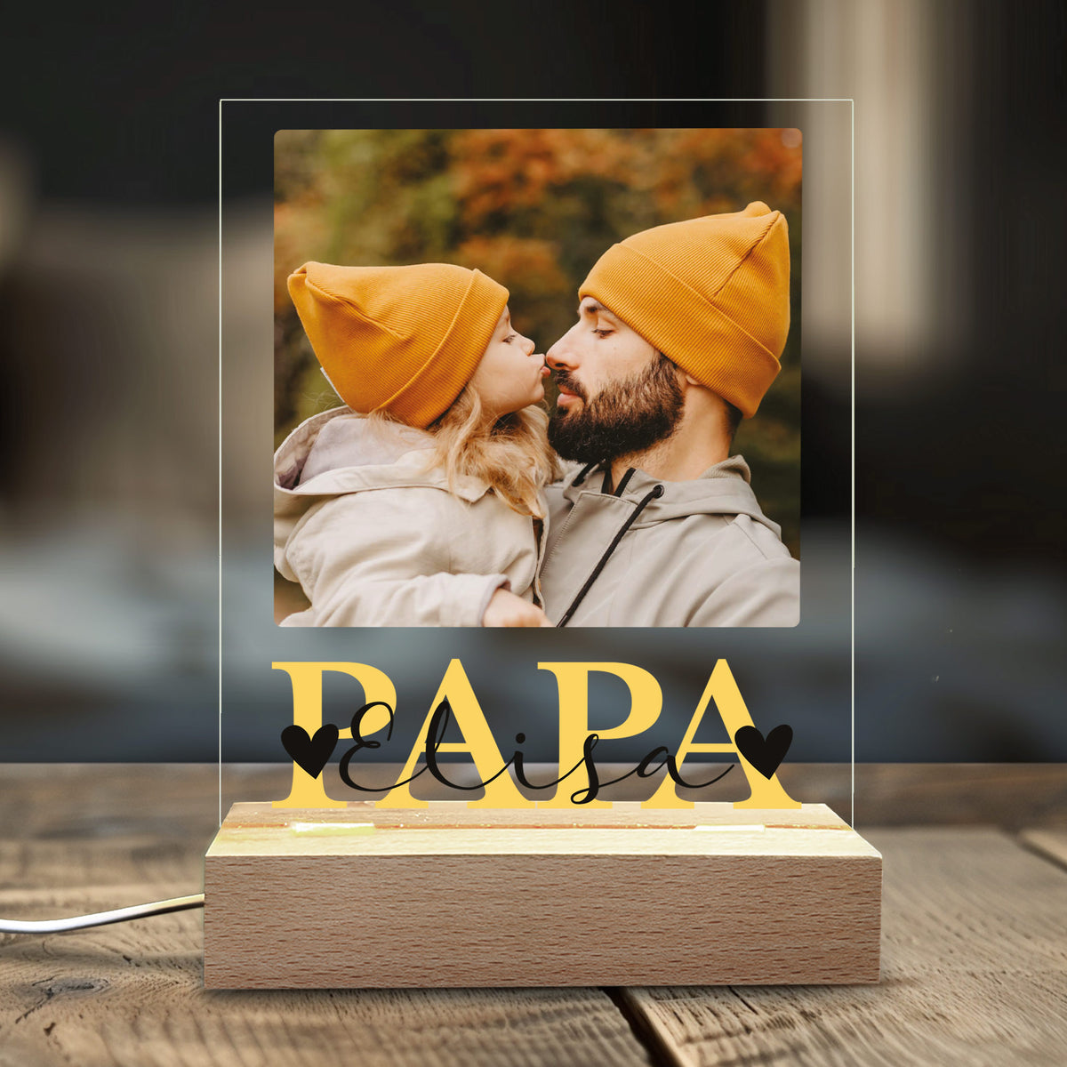 Nahaufnahme der Acrylplatte mit persönlichem Foto, „PAPA“-Design und Wunschtext darüber.