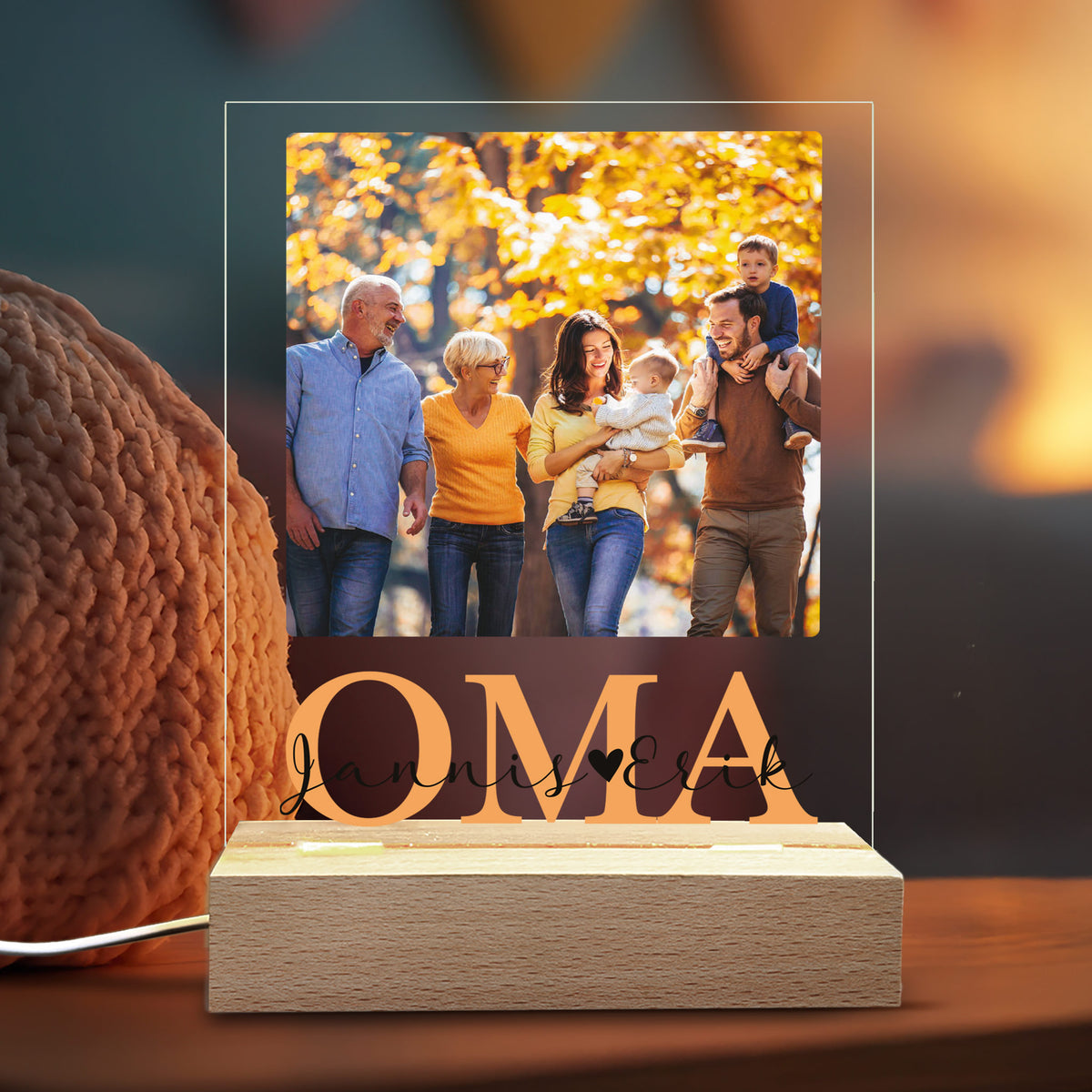 Nahaufnahme der personalisierten Acrylglasplatte mit Wunschtext, „OMA“-Motiv und eingedrucktem Foto.