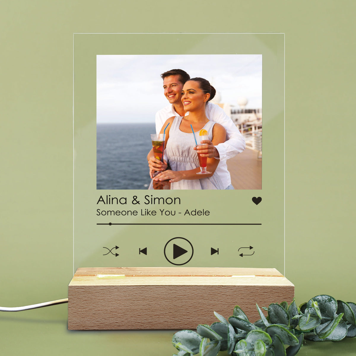 Personalisierte LED-Lampe im Musik-Player-Design mit warmweißem Licht – Foto und Wunschtext auf der Acrylglasplatte leuchtend sichtbar.