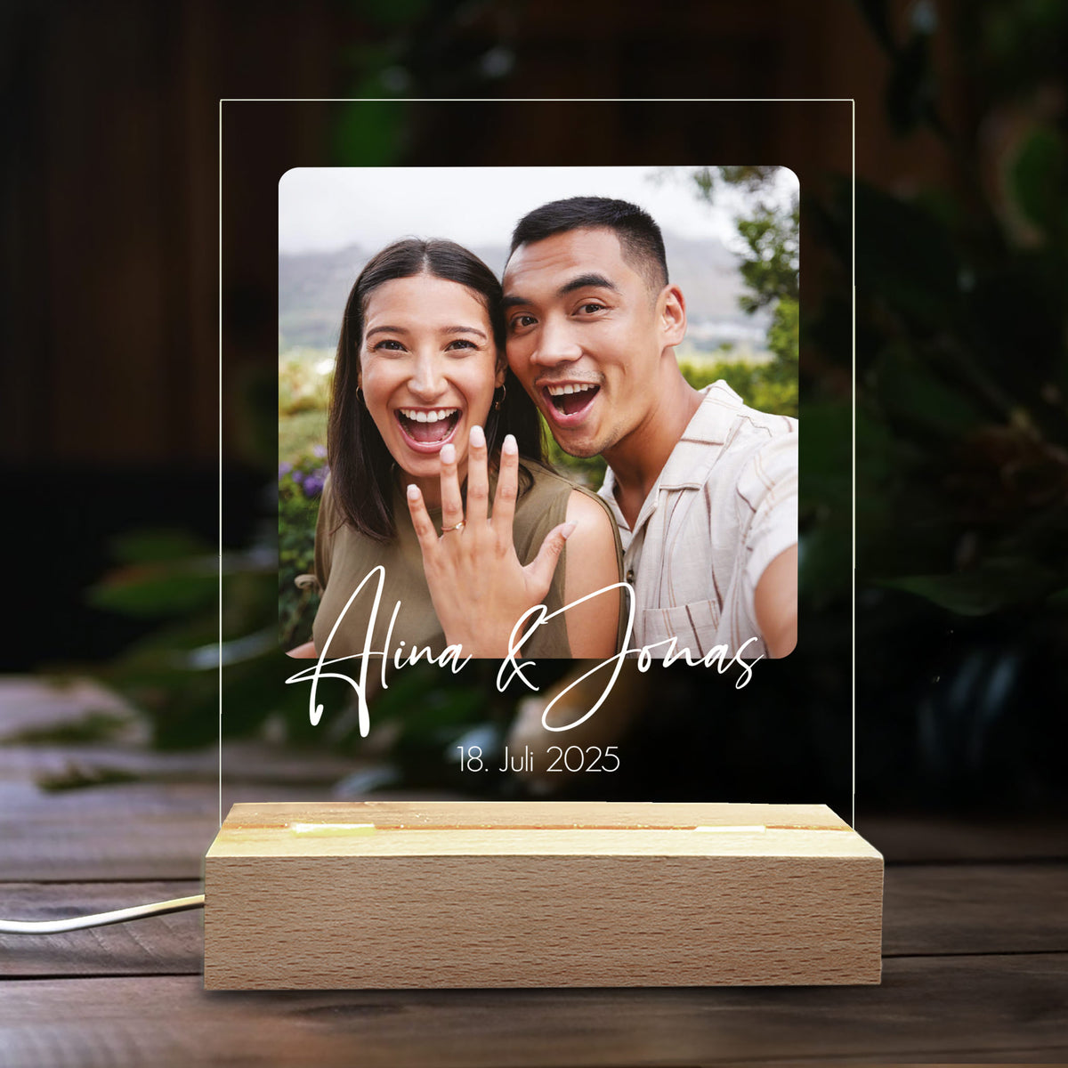 LED-Lampe mit Foto eines verlobten Paares, Namen "Alina & Jonas" und Datum "18. Juli 2025"