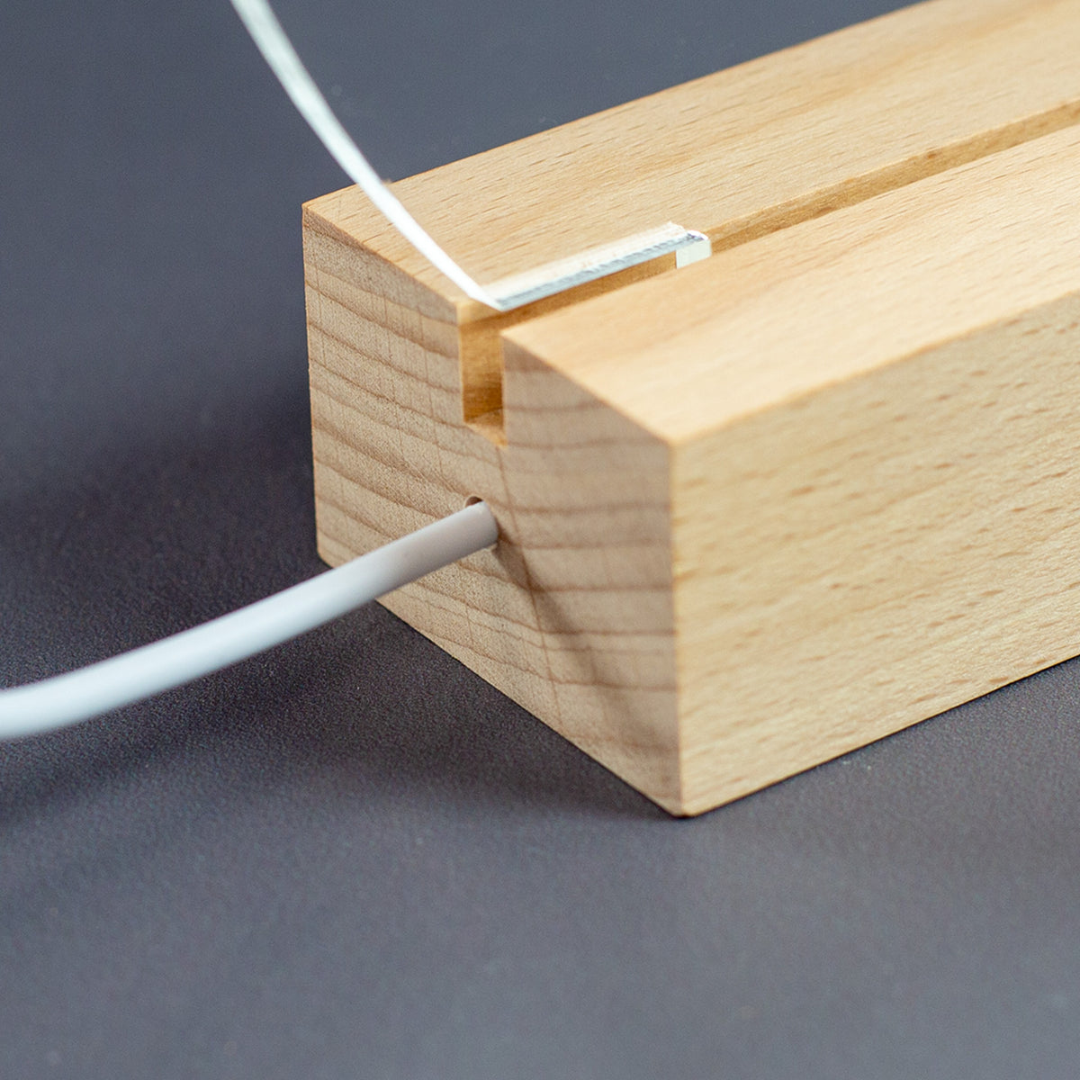 Nahaufnahme des Holzsockel mit Kabel