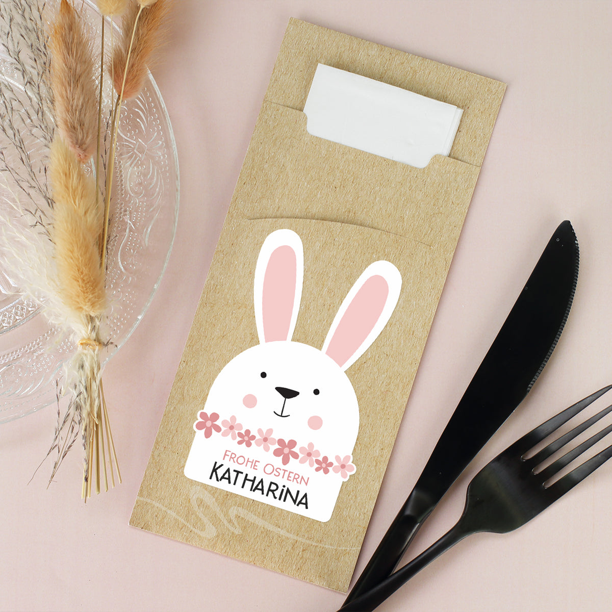 Bestecktasche zu Ostern mit Hasen Motiv und Name Katharina mit schwarzem Besteck