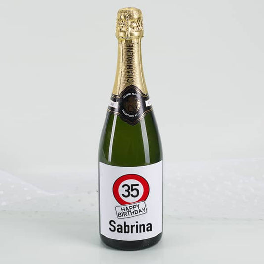 Aufkleber mit Verkehrsschild zum Geburtstag auf Flasche