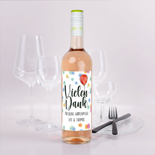 Personalisierte Weinflasche mit „Vielen Dank“-Etikett und Name Petra, Roséwein mit Gläsern