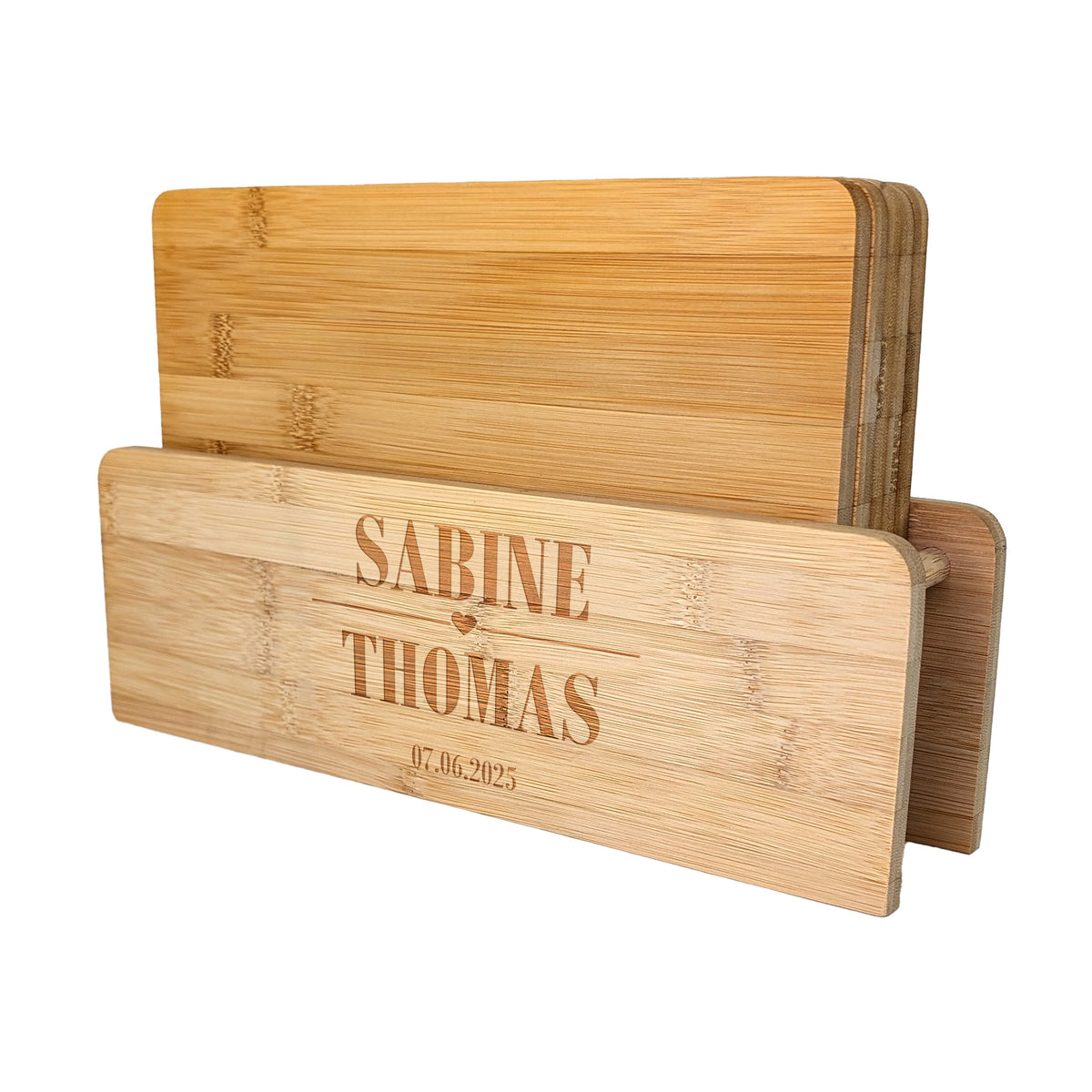 Freigestelltes Bambusbrettchen-Set mit Gravur „Sabine & Thomas“ und Datum, fünf Brettchen im Ständer