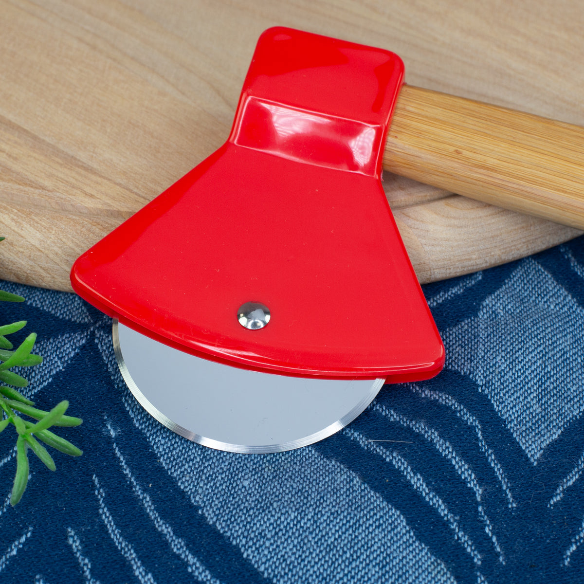 Detailaufnahme des Pizzaschneiders in Feuerwehr-Axtform mit Edelstahlrad