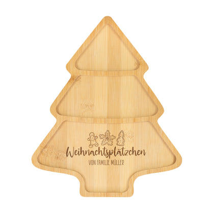 Freigestelltes Servierbrett aus Bambus in Weihnachtsbaumform mit Gravur „Weihnachtsplätzchen von Familie Müller“
