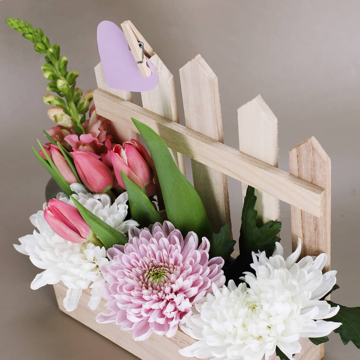 Der Korb kann mit Blumen dekoriert werden