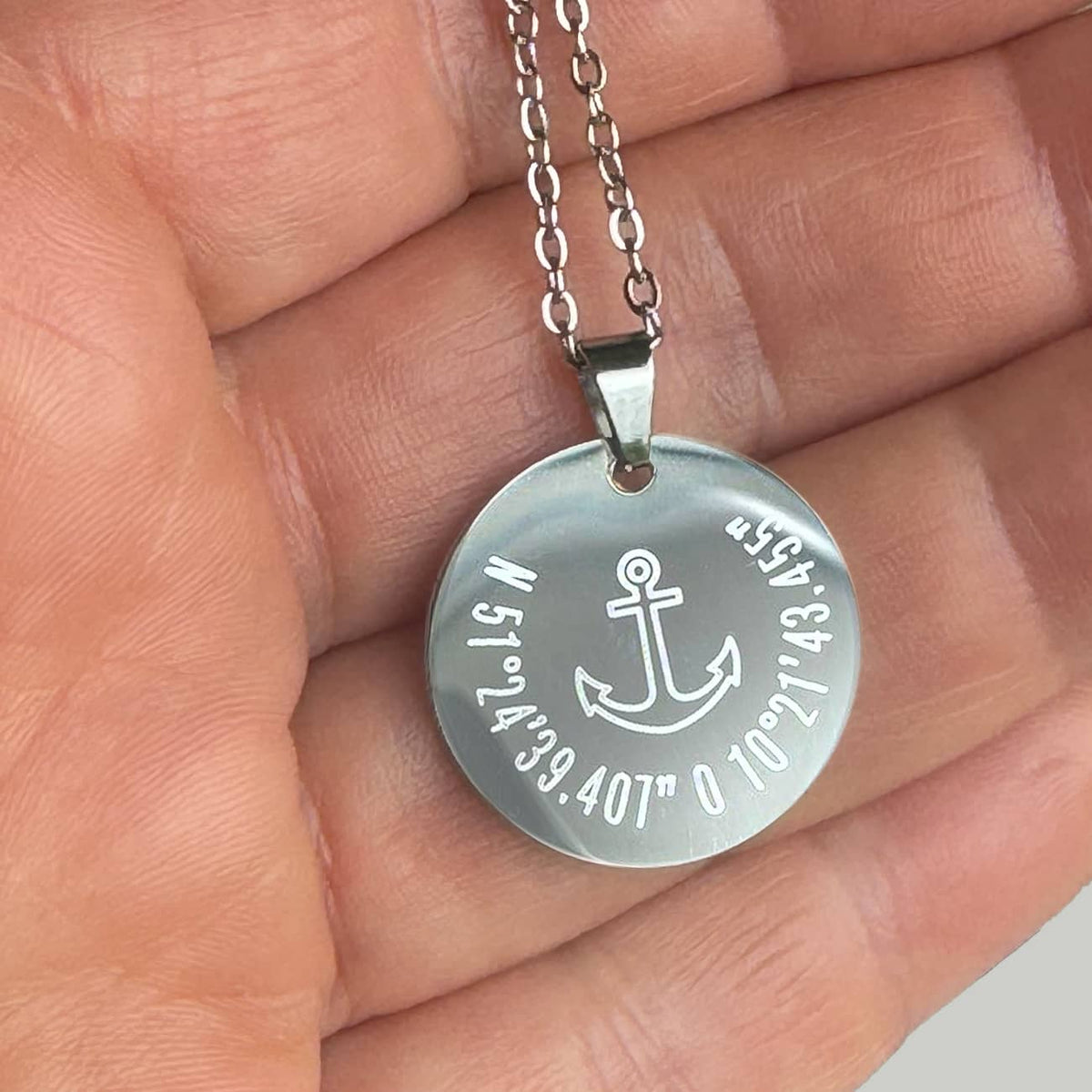 Gravierte Halskette mit Anker, Koordinaten oder Wunschtext in Geschenkbox