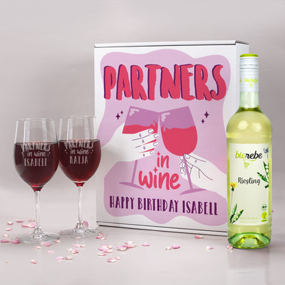 Partners in Wine - Wein Geschenk Set mit zwei Weingläsern und veganem Biorebe Wein