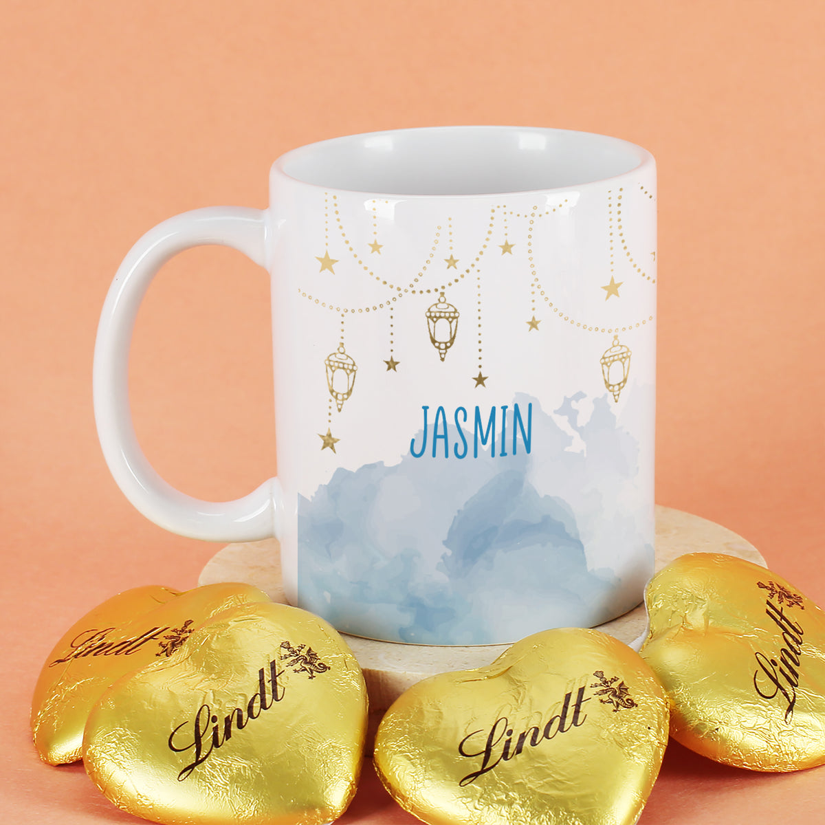 Geschenkset zu Ramadan mit personalisierter Tasse im Laternen-Design und süßer Füllung nach Wahl