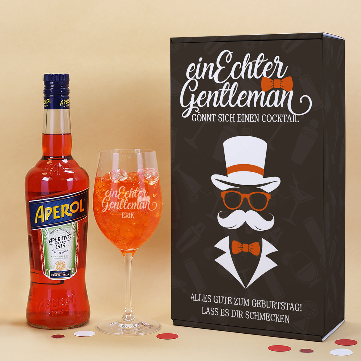 Geschenkset für Männer mit Getränk, graviertem Glas und Geschenkverpackung im Gentleman-Design – Aufdruck: Ein echter Gentleman gönnt sich einen Cocktail