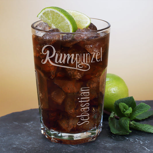 Longdrinkglas mit Rum, graviertem Rumpunzel-Motiv und Name