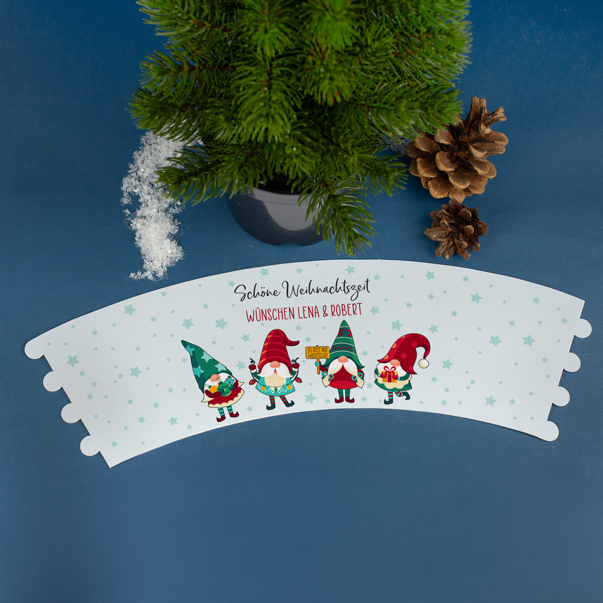 Papierbanderole mit Wichtel-Design und Wunschtext für Mini-Weihnachtsbaum von oben fotografiert
