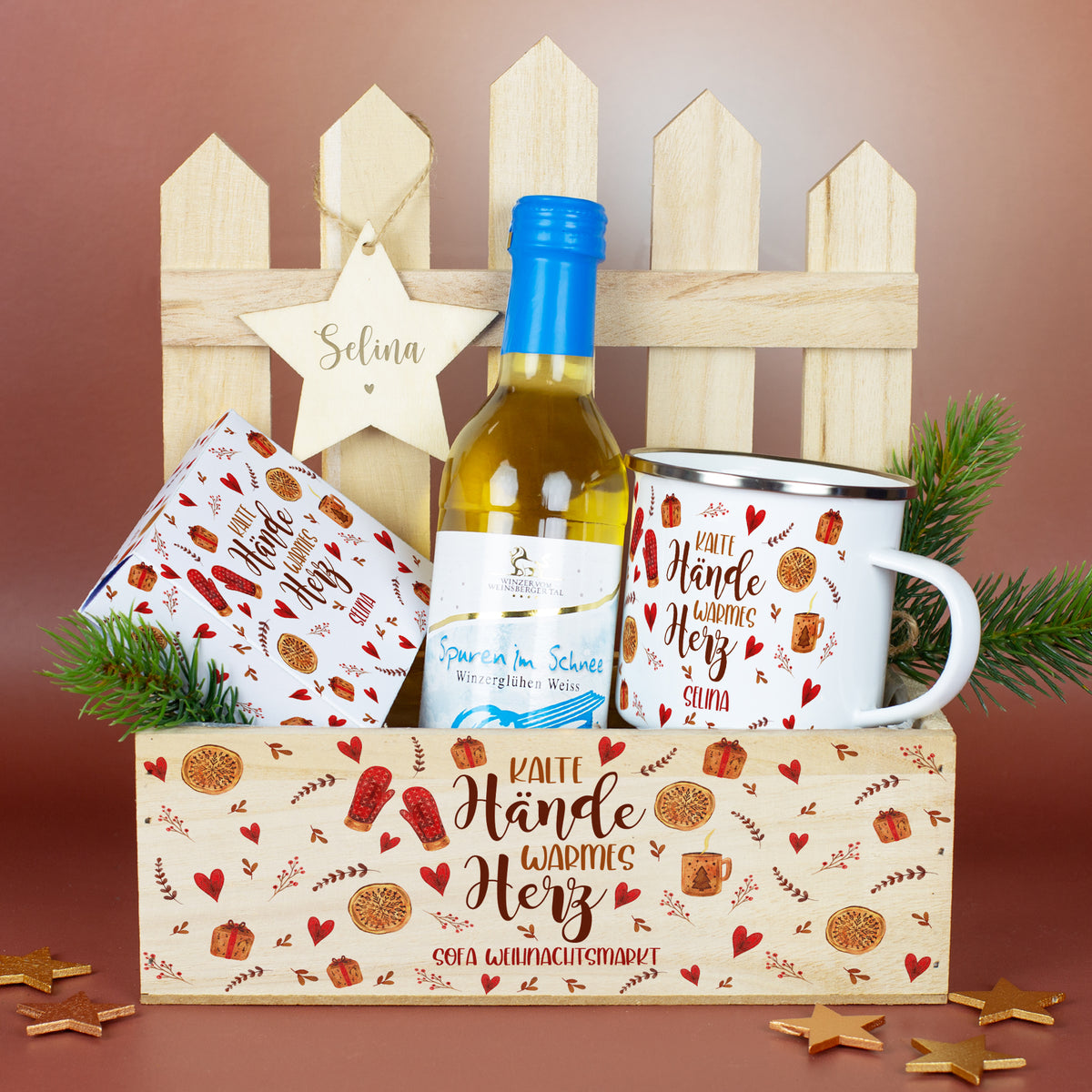 Holz-Geschenkkorb mit Spruch Kalte Hände warmes Herz und personalisiertem Wunschtext, gefüllt mit weihnachtlichen Artikeln