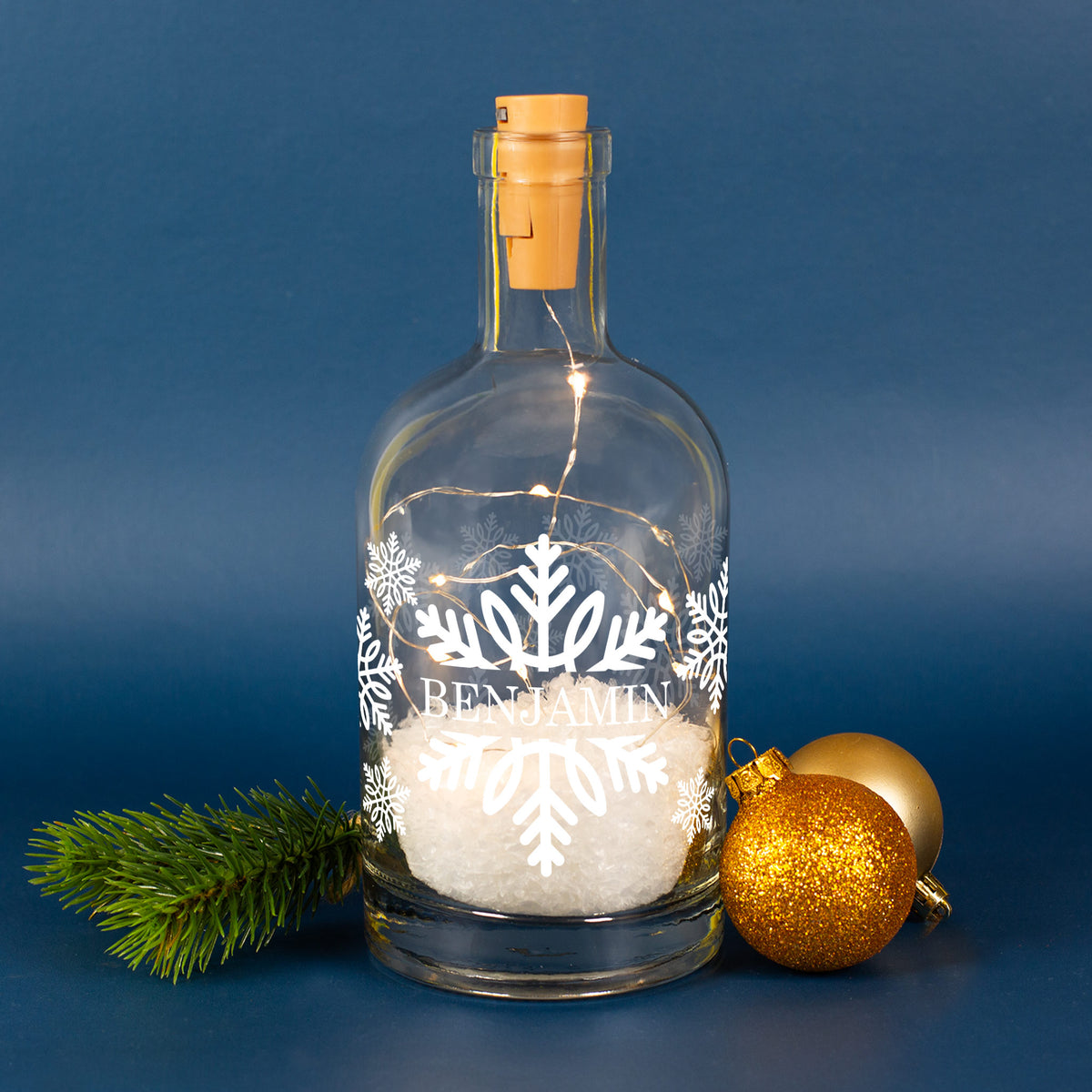 Personalisierte Schneeflocken-LED-Karaffe mit Name „Benjamin“, warmem Licht und goldenen Weihnachtskugeln.