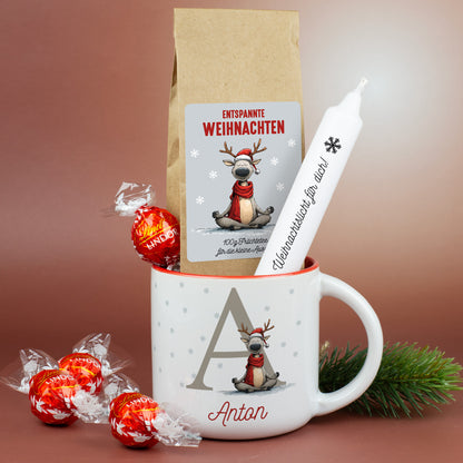 Weihnachtsgeschenkset mit Yoga-Rentier-Tasse, personalisiert mit Name, Früchtetee, Kerze und Lindorkugeln.