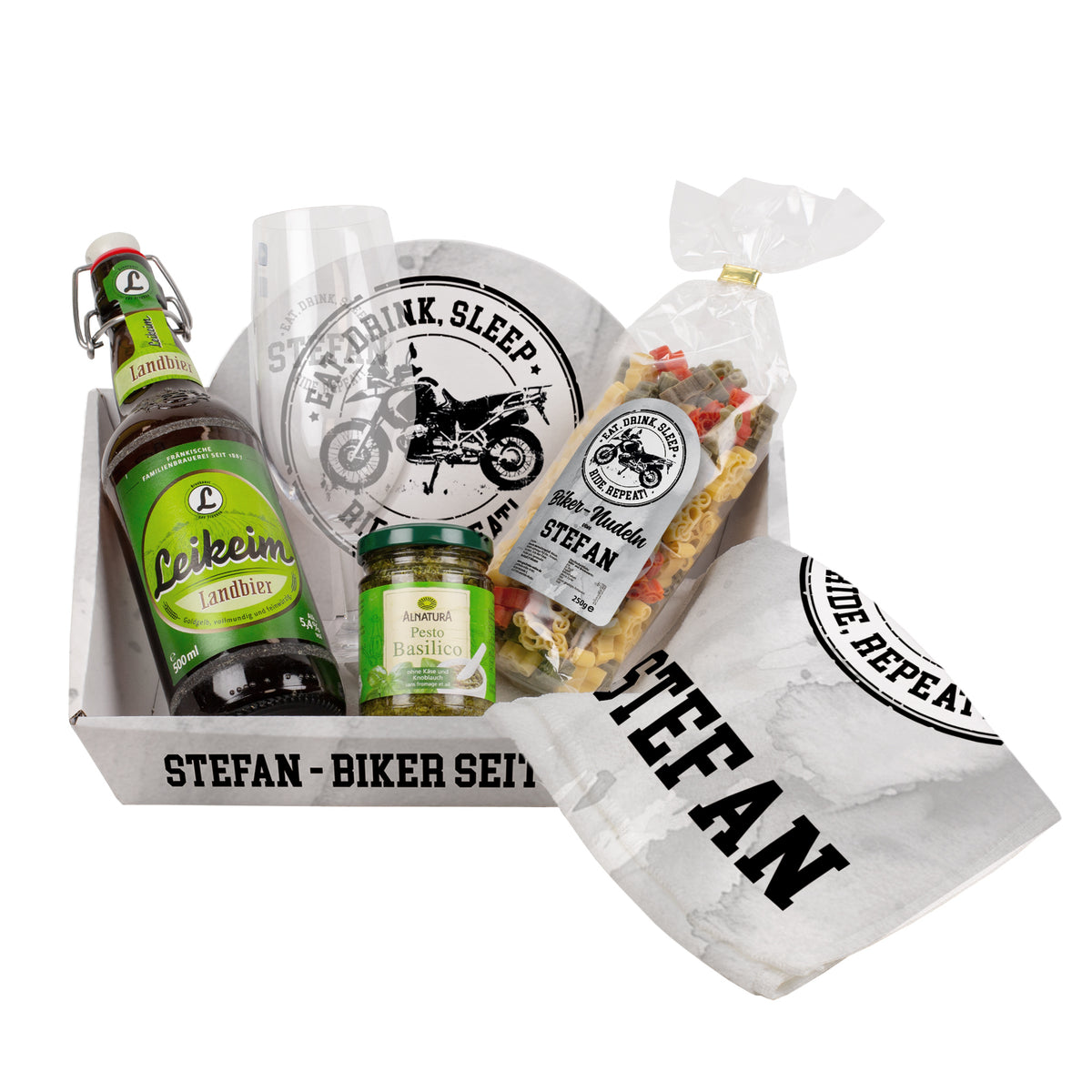 Biker Geschenkset mit personalisiertem Geschenkkorb und Namensdruck, gefüllt mit Bier, Nudeln, Pesto, Handtuch und graviertem Bierglas
