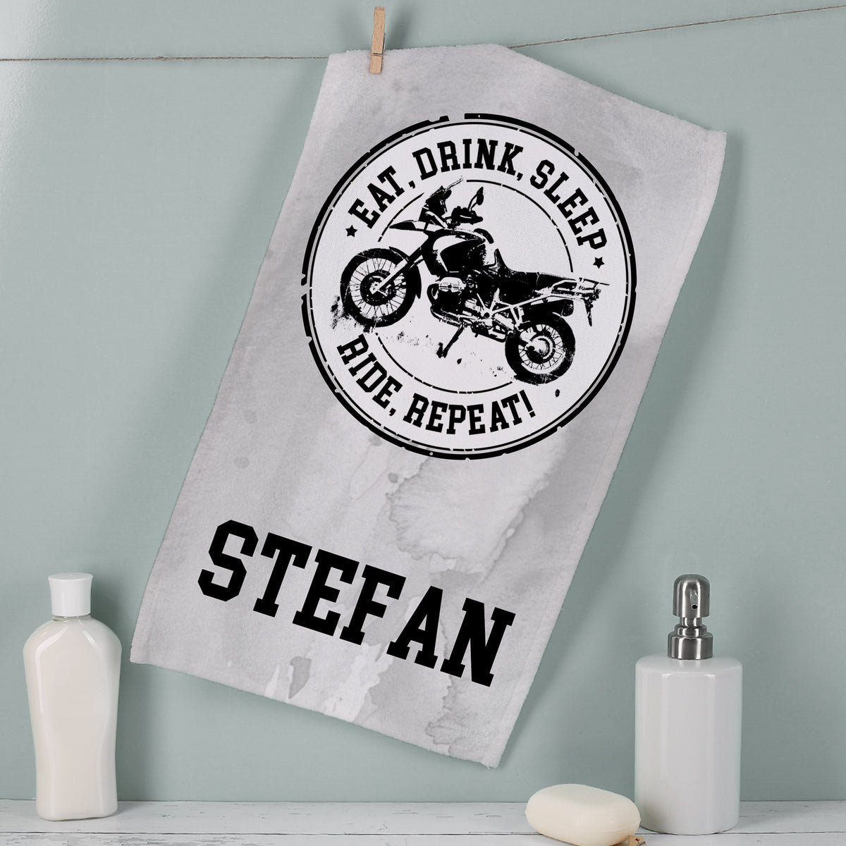 Personalisiertes Handtuch mit Motorradmotiv und Name – Teil des Geschenksets für Biker und Motorradfahrer