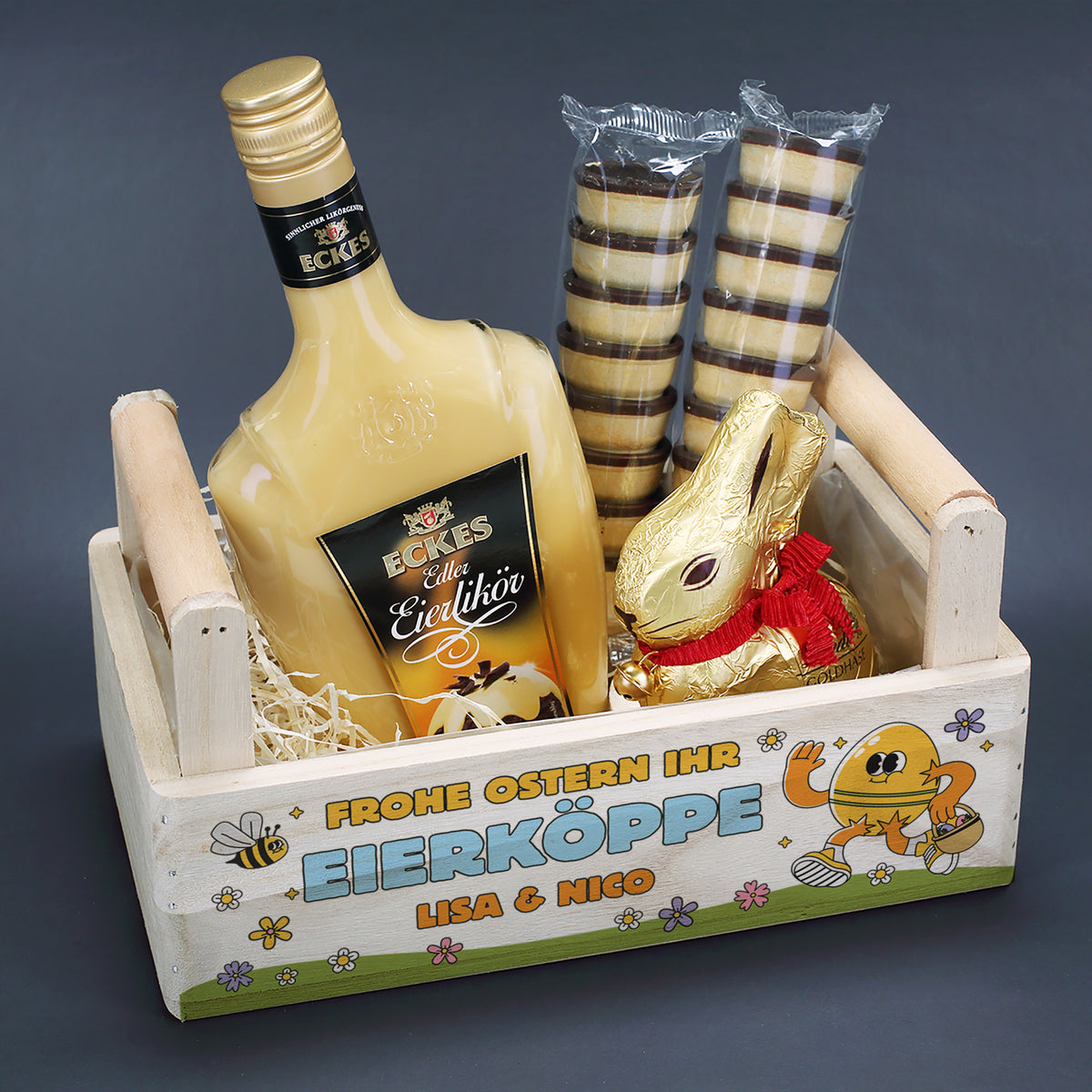 Personalisiertes Oster Geschenkset mit Eierlikör, Lindt Goldhase und Waffelbechern im Holzkorb