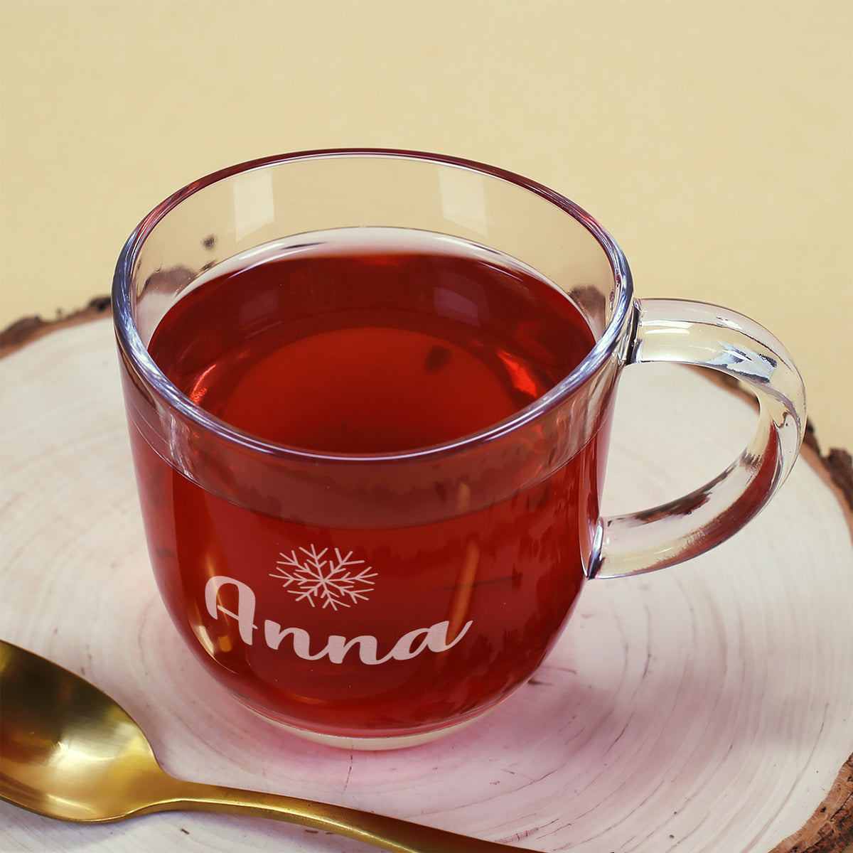 Leonardo Glastasse mit personalisiertem Namen „Anna“, Schneeflocken-Gravur und rotem Glühwein auf einer Holzscheibe