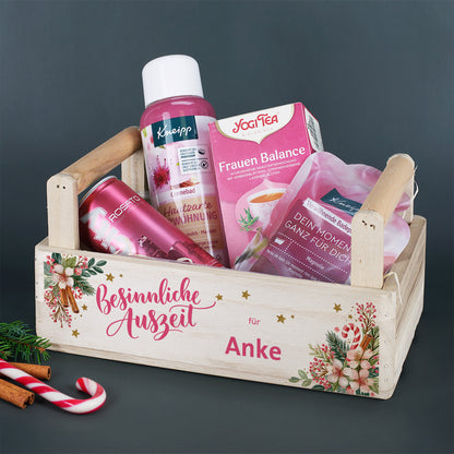 Personalisierter Weihnachtskorb „Besinnliche Auszeit für Anke“ mit Wellnessprodukten, Tee und City Rosato auf dunklem Hintergrund