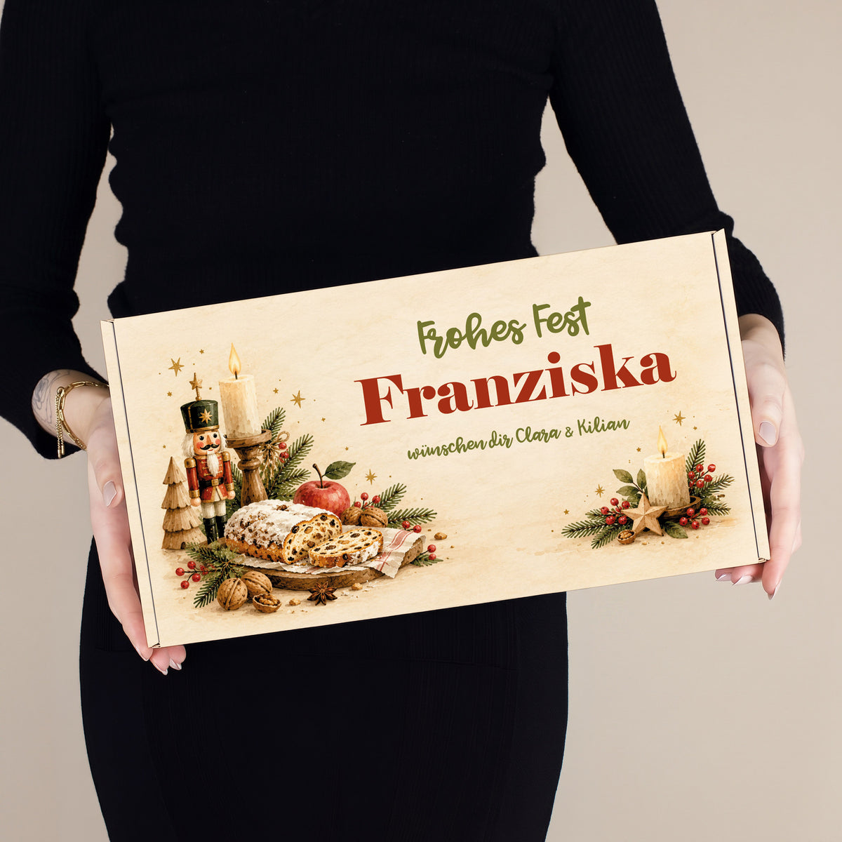 Frau hält personalisierte Geschenkbox für Stollen mit Name und Wunschtext zu Weihnachten