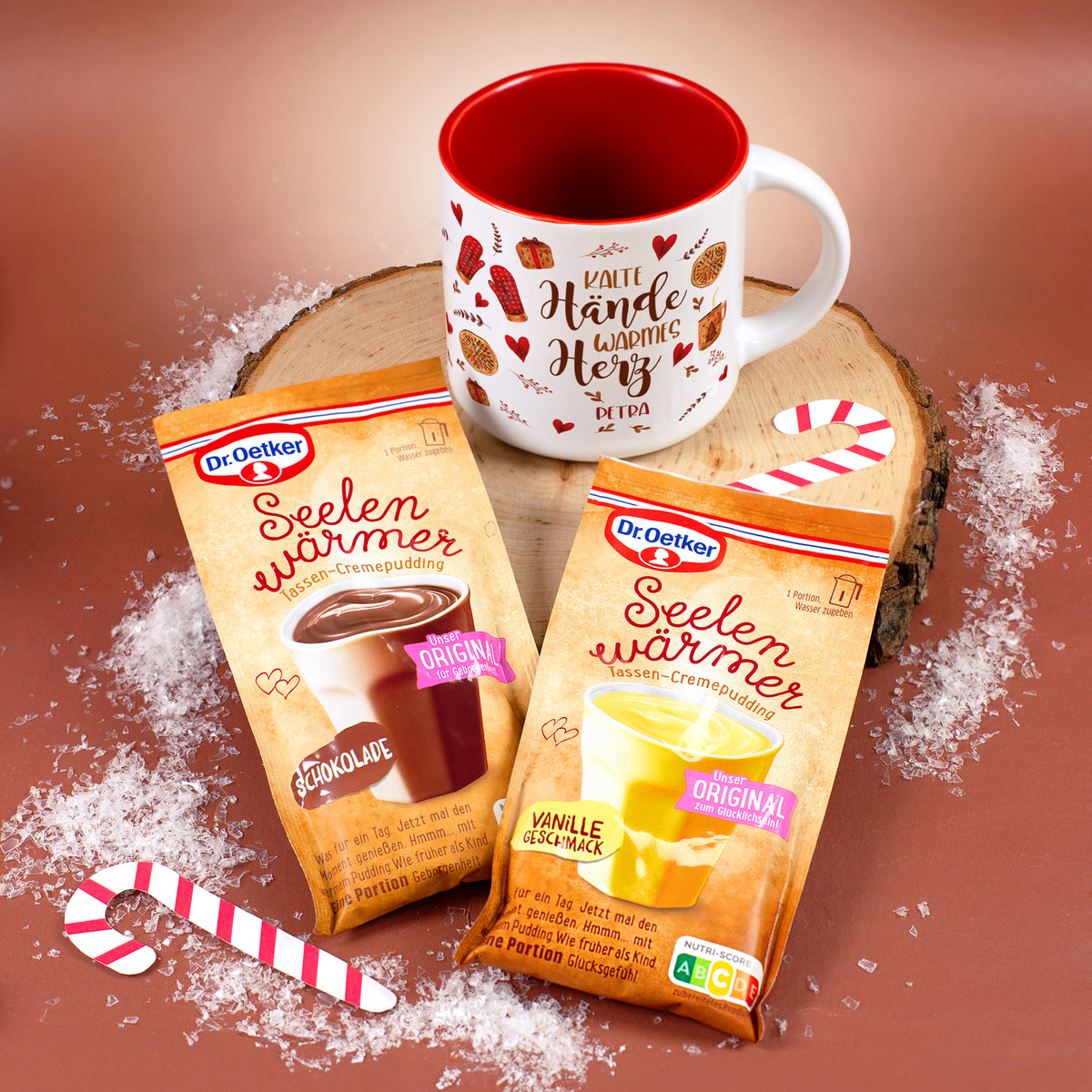 Tasse mit Name Sophie und winterlichem Kalte Hände warmes Herz Motiv mit Schokoladen Tassenpudding auf Teller