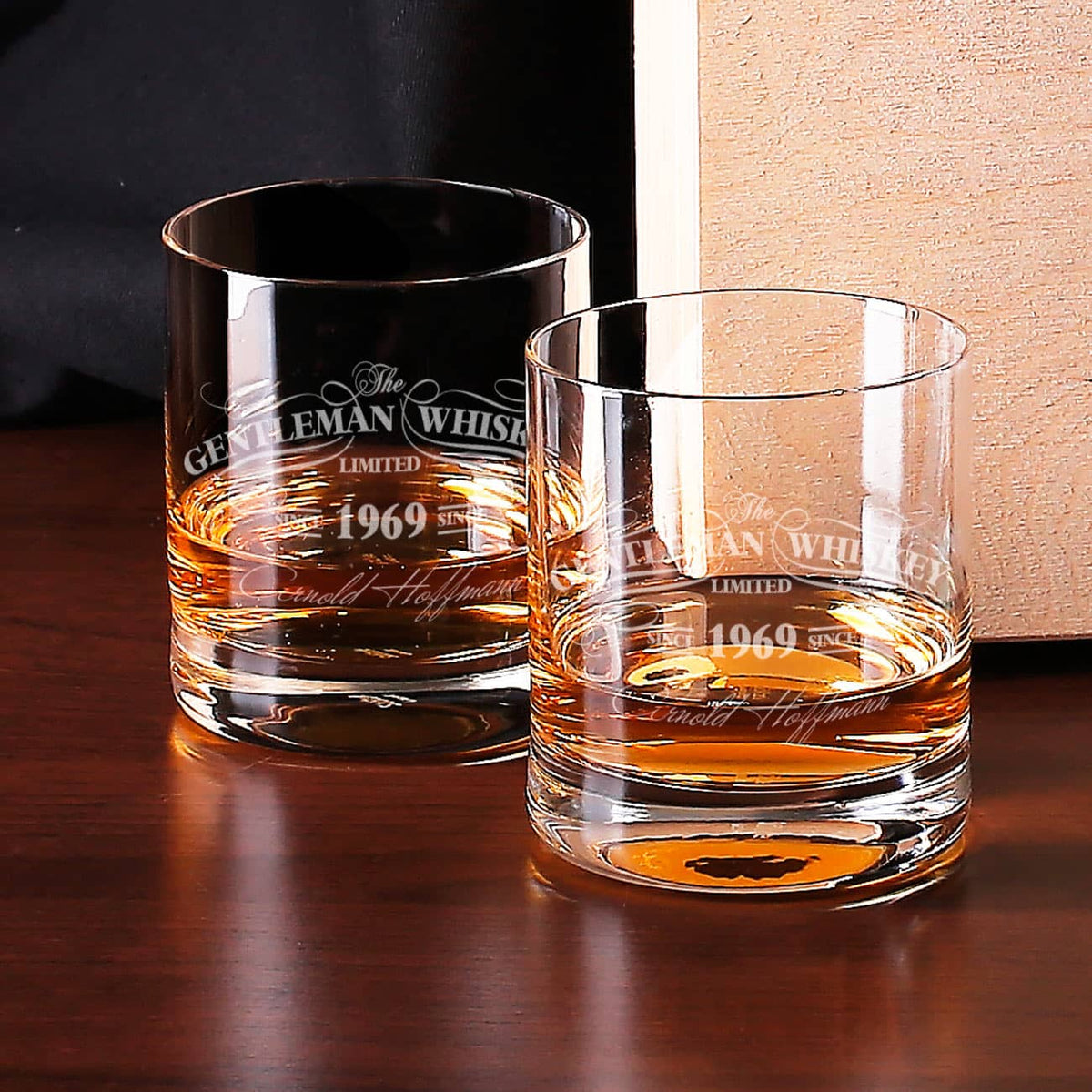 Zwei gravierte Whiskygläser für den Gentleman