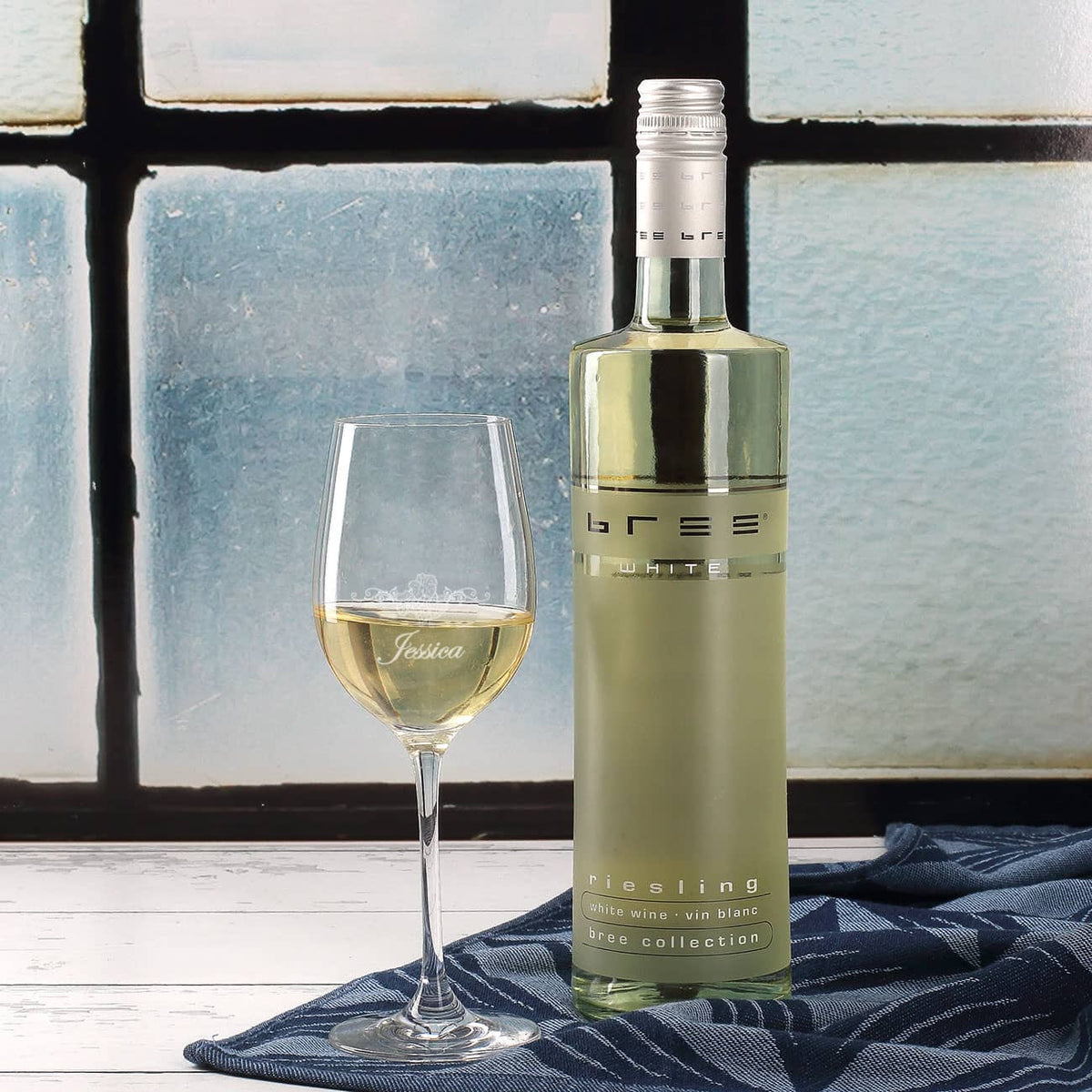 Weinflasche und graviertes Glas