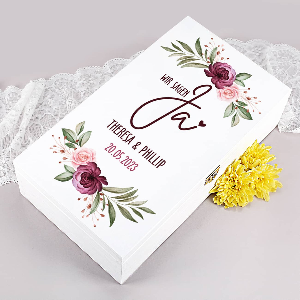 Geschenkkiste personalisiert mit Namen und Datum der Hochzeit