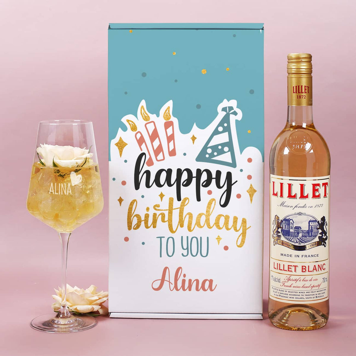 Personalisiertes Geschenkset mit Lillet, bedruckter Pappverpackung mit "Happy Birthday to you" - Aufschrift und Weinglas