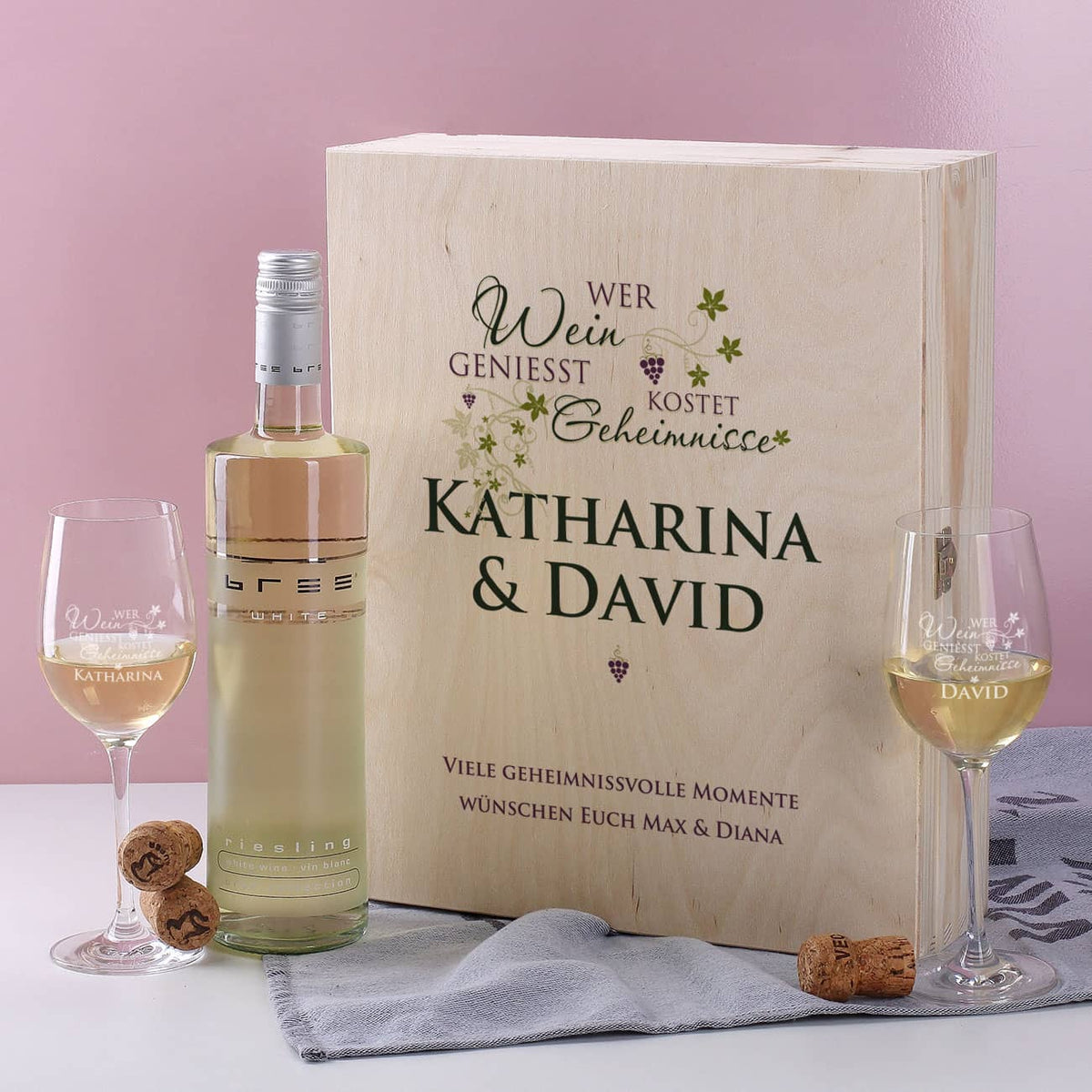 Wein-Geschenkset mit Weinflasche und zwei Gläsern