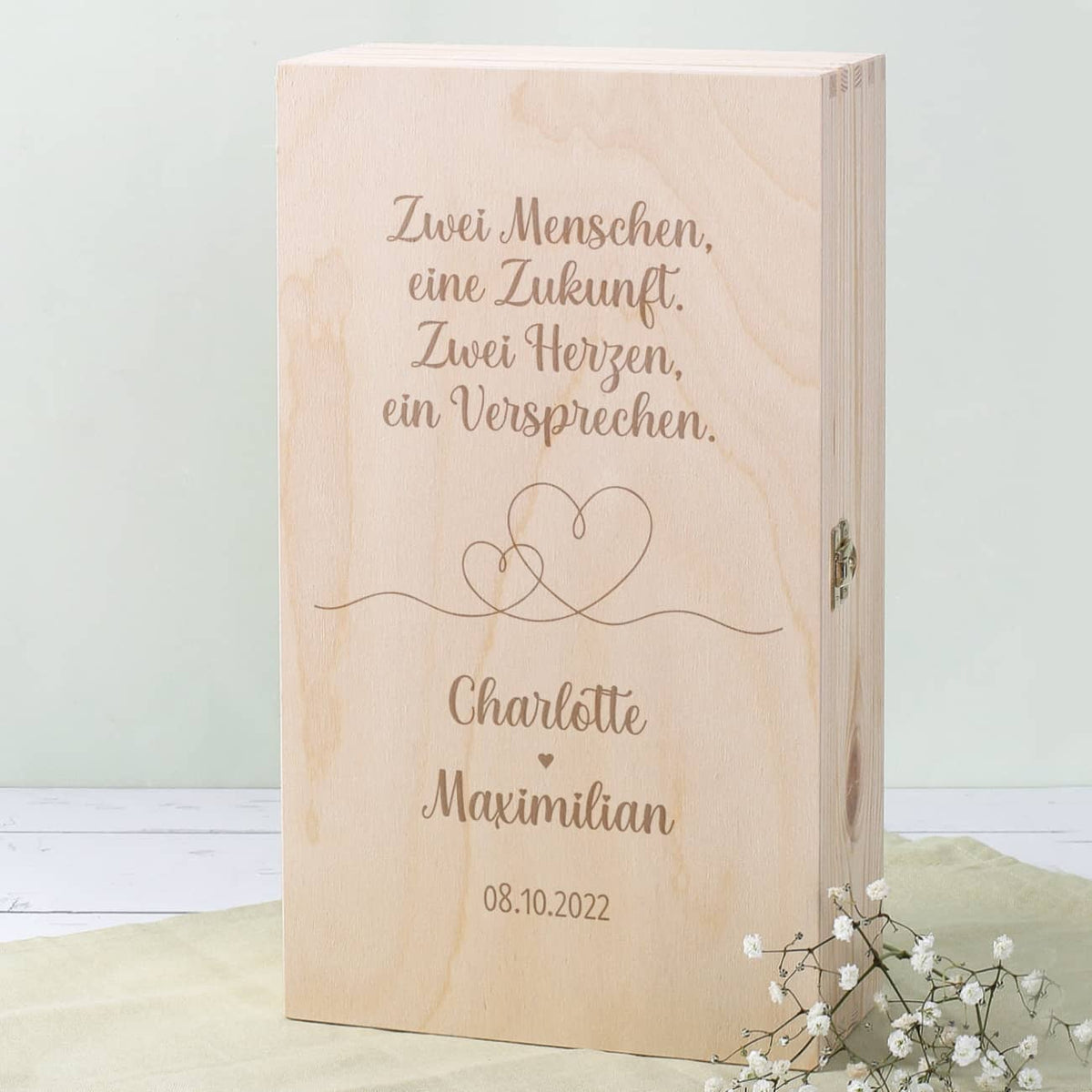 Geschenkkiste personalisiert mit Namen und Datum der Hochzeit