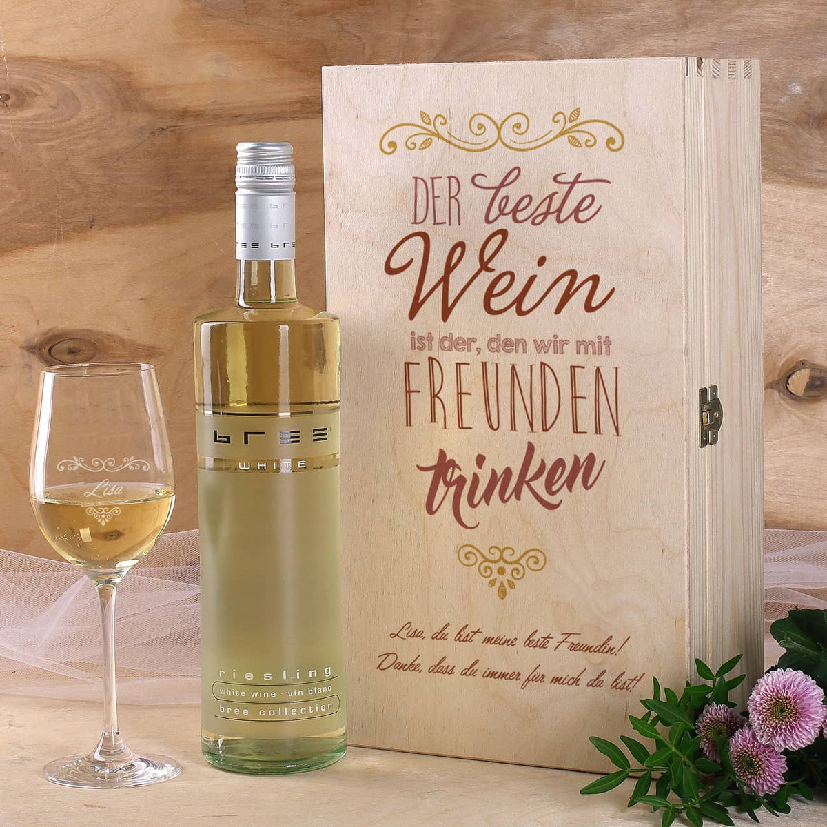 Holzbox, graviertes Weinglas und Weinflasche im Set