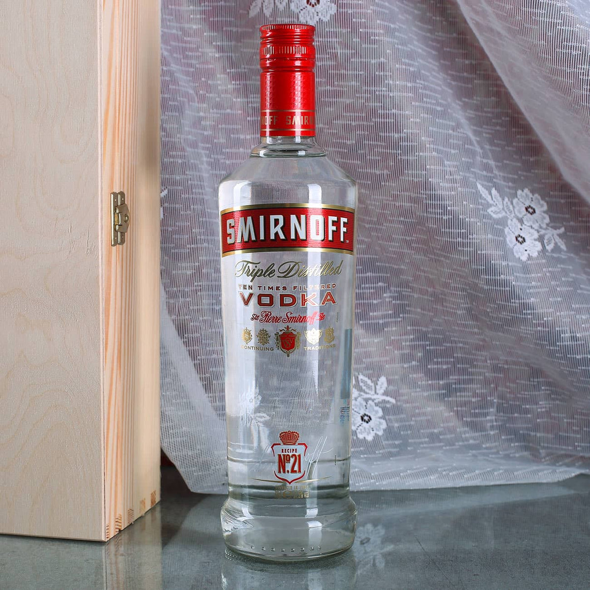 Vodka Smirnoff 750ml Flasche im Geschenkset mit Schnapsgläsern und gravierter Holzkiste