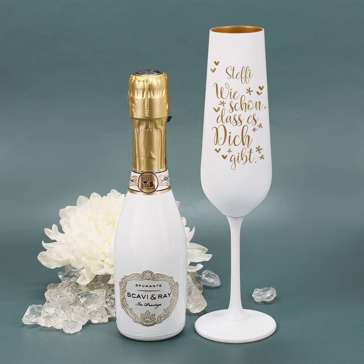 Sektglas in Weiß-Gold mit Gravur und kleiner Scavi & Ray Sektflasche