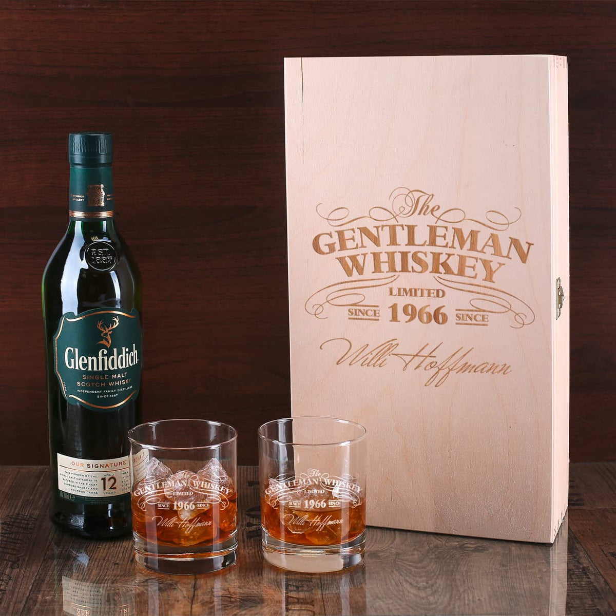 1 Flasche Glenfiddich Whisky mit 2 gravierten Whiskygläsern in gravierter Holzbox