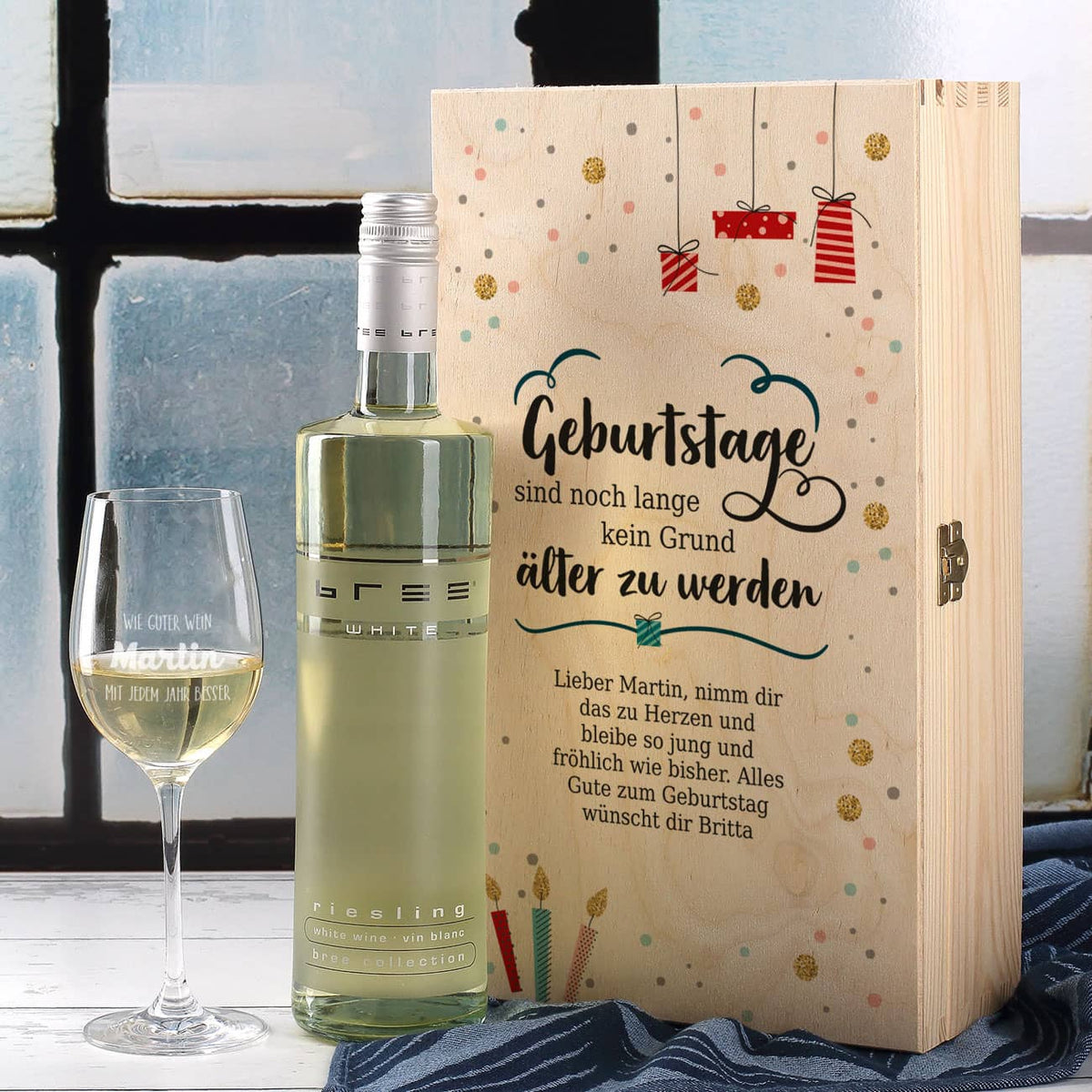 Holzbox, graviertes Weinglas und Weinflasche im Set