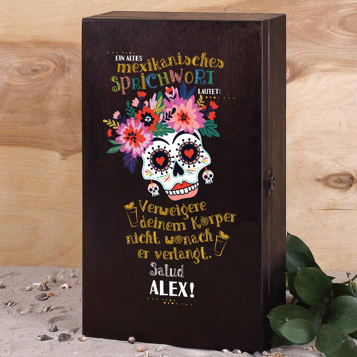 Holzkiste bedruckt zum Dia de los Muertos mit mexikanischem Sprichwort buntem Schädel und Wunschname