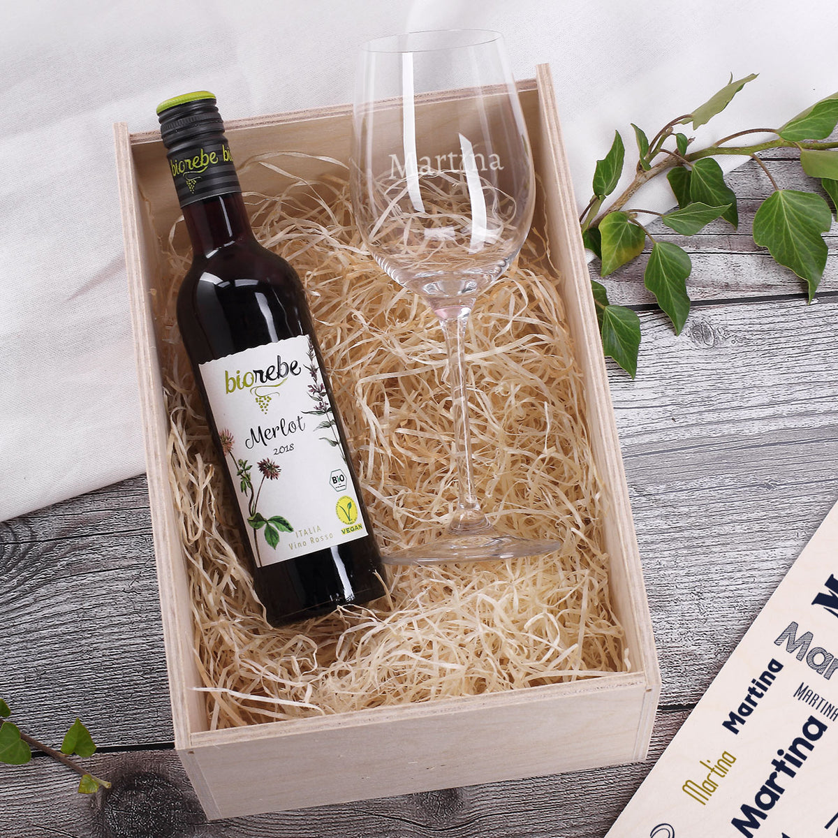 Biorebe Wein mit graviertem Glas und persönlicher Holzbox