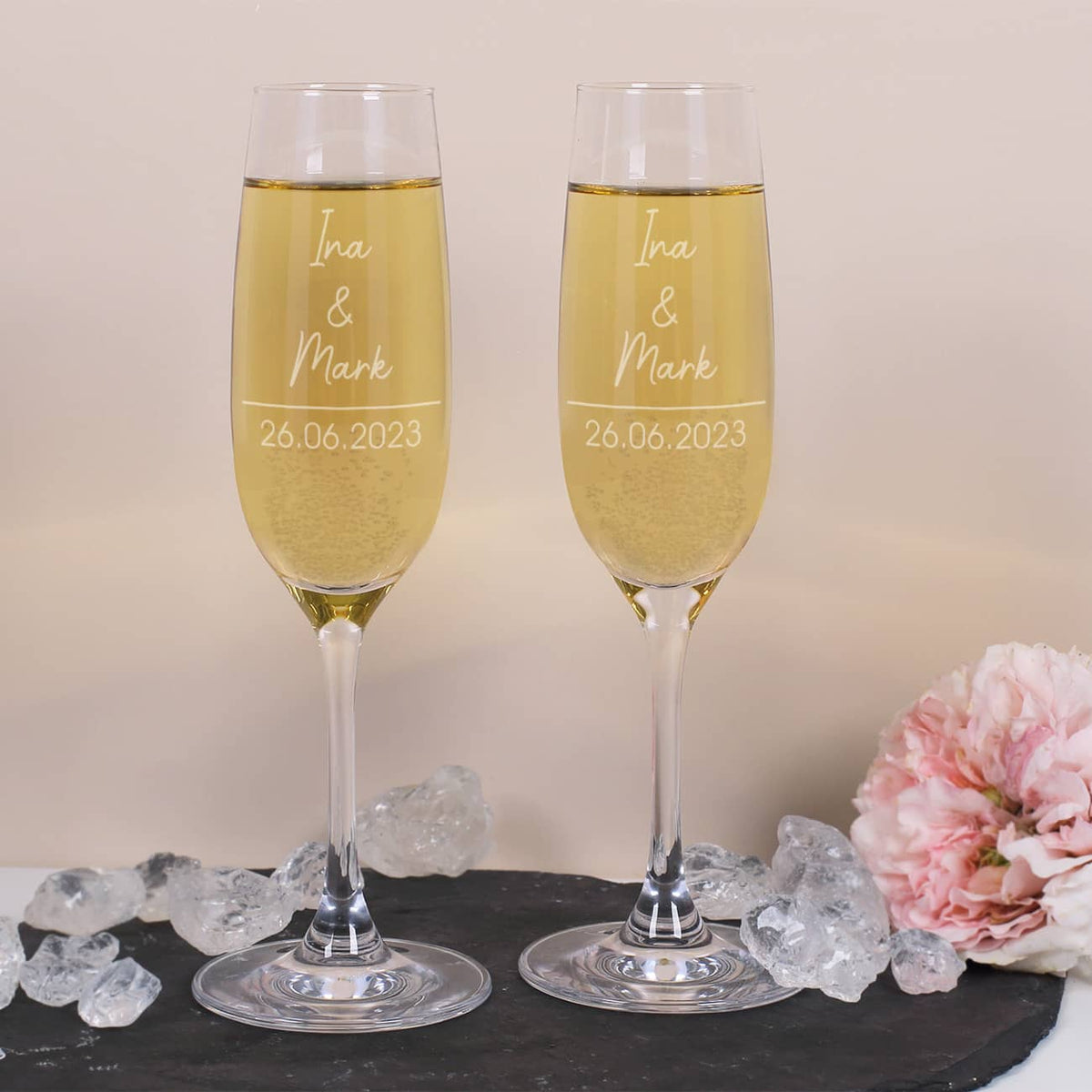 Moderne Sektgläser zur Hochzeit mit Namensgravur und Hochzeitsdatum