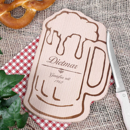 Holzbrettchen in Bierkrugform mit Gravur