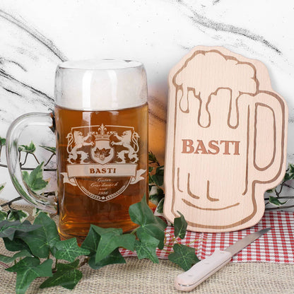 Großer Bierkrug aus Glas und Holzbrettchen