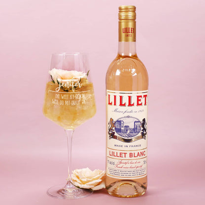 Lillet Blanc und graviertes Weinglas - Die Welt ist schön, weil du mit drauf bist - mit Ihrem Wunschnamen