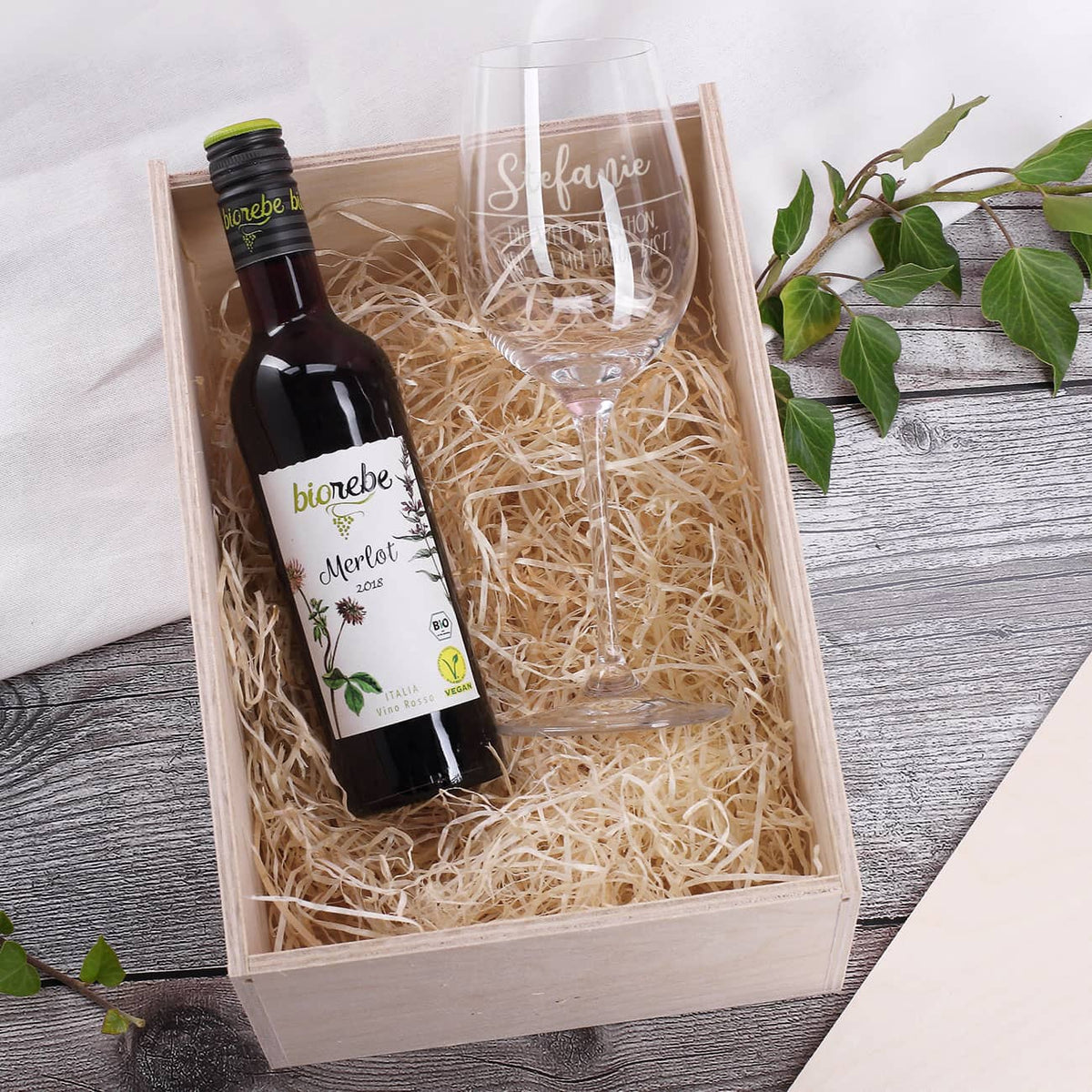 Tolles Geschenkset mit Biorebe Rotwein und graviertem Weinglas samt stimmiger Verpackung mit Holzwolle