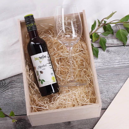 Tolles Geschenkset mit Biorebe Rotwein und graviertem Weinglas samt stimmiger Verpackung mit Holzwolle
