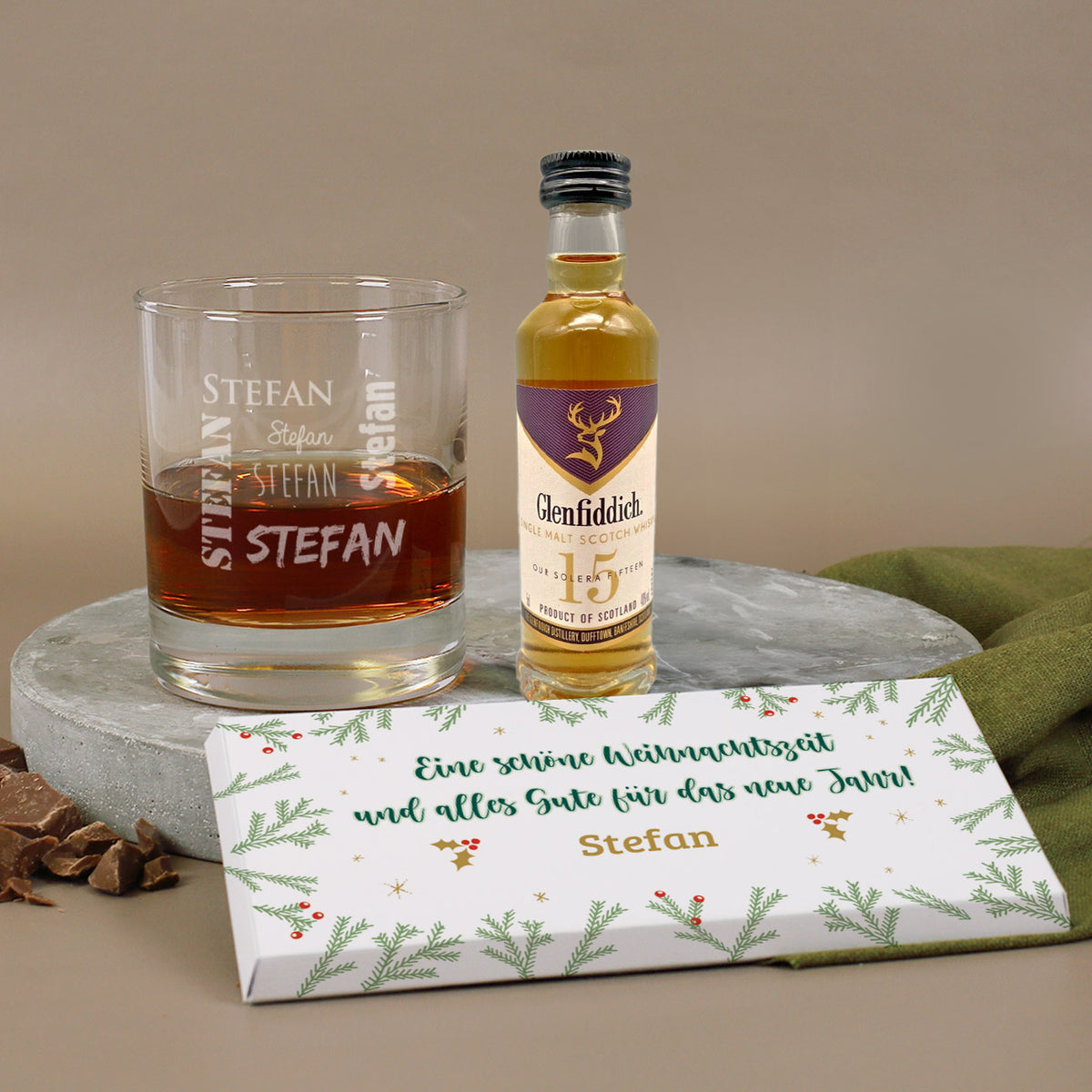 Whisky-Geschenkset zu Weihnachten mit Glenfiddich, graviertem Glas und Schokolade