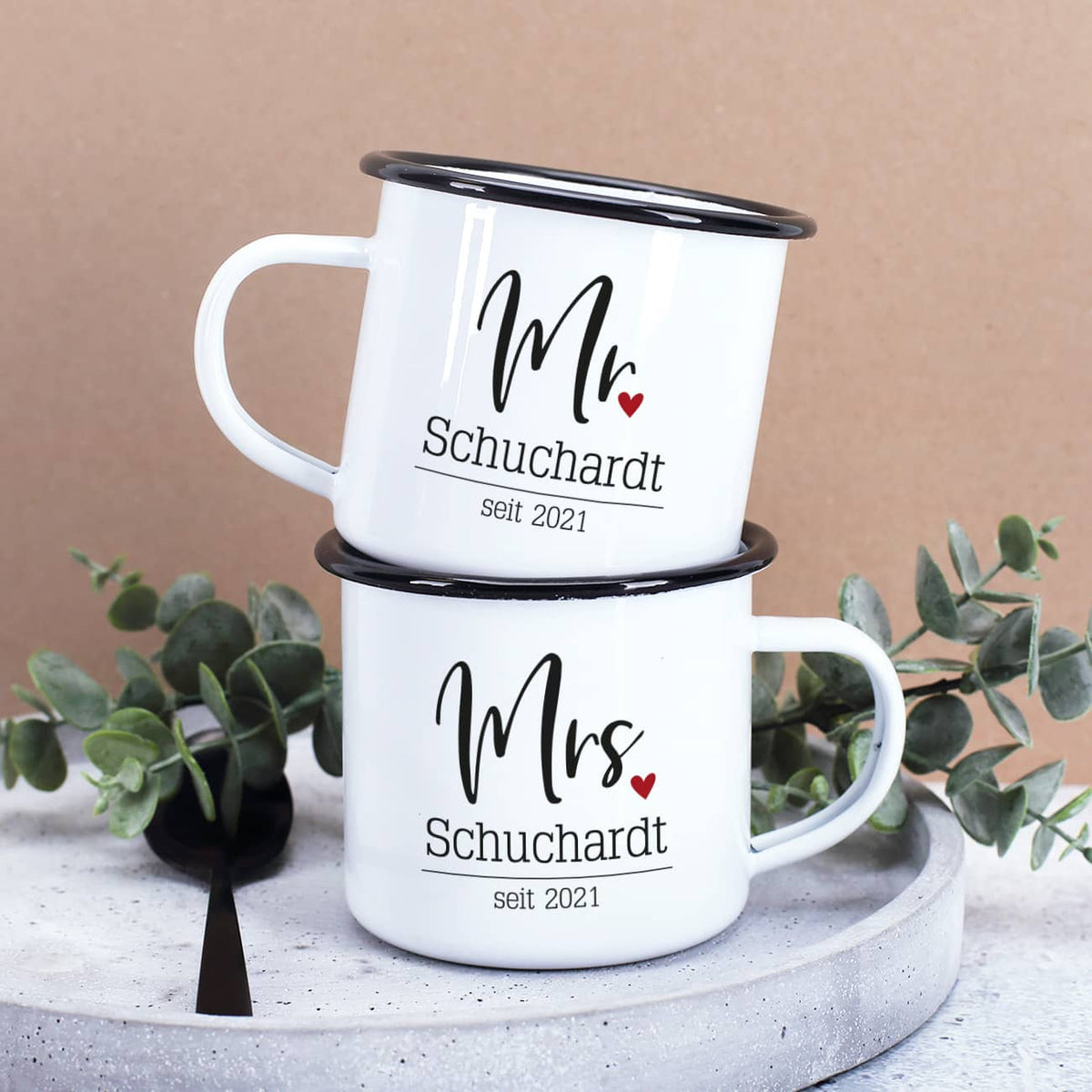 Zwei bedruckte Metalltassen Mr und Mrs
